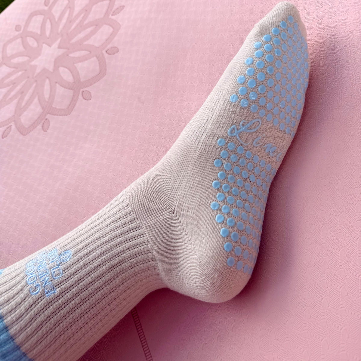 GOOD ENERGY CLUB – Lini Grip Socks | Pilates Socken rutschfest | Full Sole Grip & Bestickung