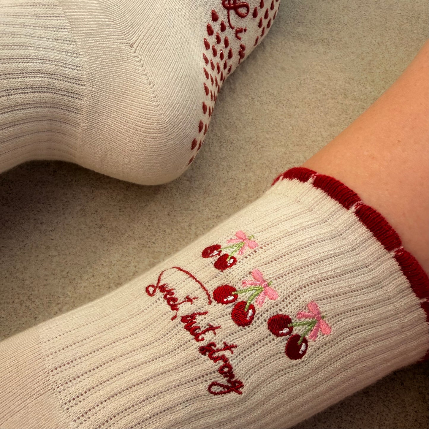 CHERRIE – Lini Grip Socks | Pilates Socken rutschfest | Full Sole Grip & Bestickung