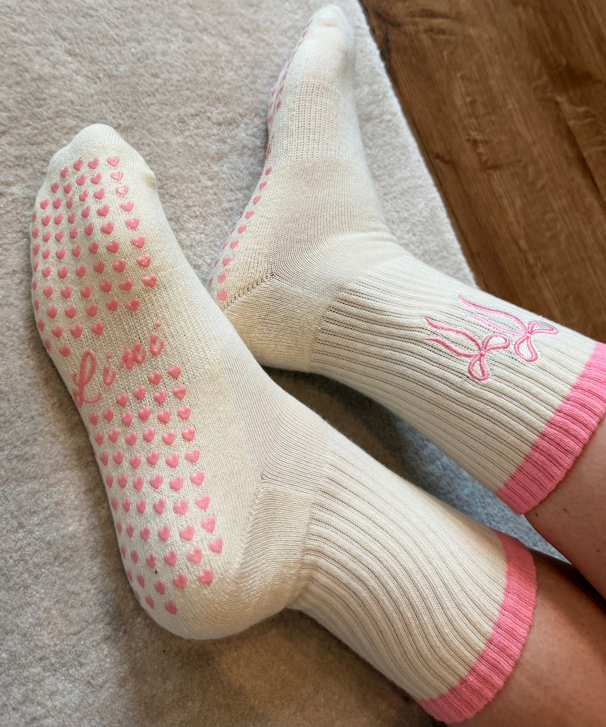 Weiße Pilates Grip Socken von Lini mit pinker Schleifen-Bestickung und Full Sole Grip