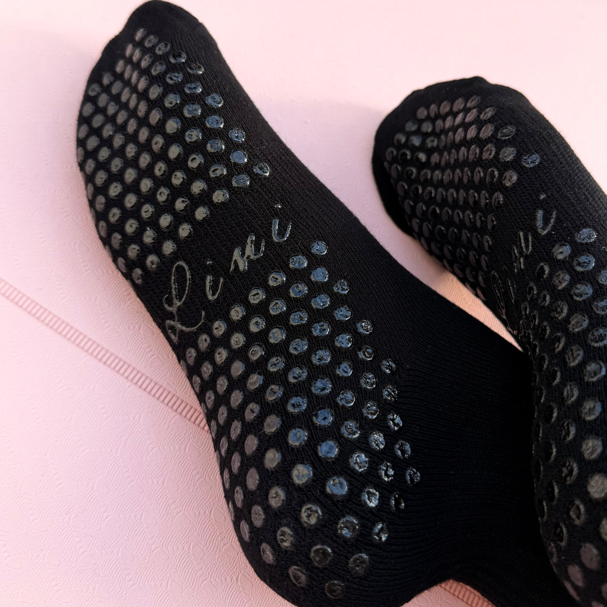 THE BLACK EDITION – Lini Grip Socks | Pilates Socken rutschfest | Full Sole Grip & Bestickung
