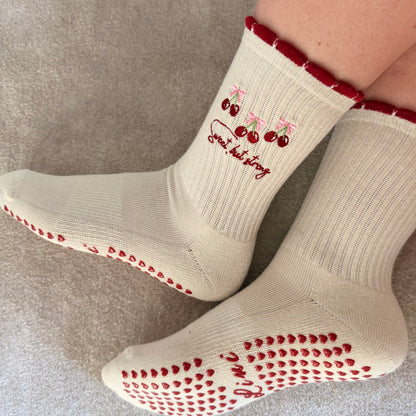 CHERRIE – Lini Grip Socks | Pilates Socken rutschfest | Full Sole Grip & Bestickung