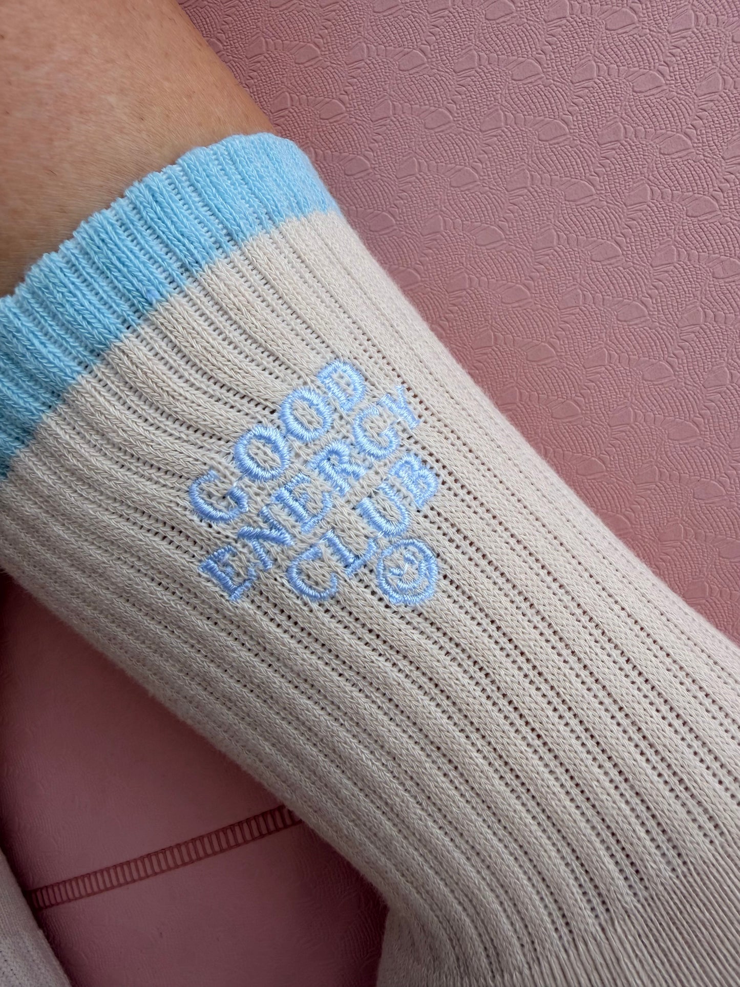 GOOD ENERGY CLUB – Lini Grip Socks | Pilates Socken rutschfest | Full Sole Grip & Bestickung