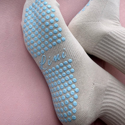 GOOD ENERGY CLUB – Lini Grip Socks | Pilates Socken rutschfest | Full Sole Grip & Bestickung