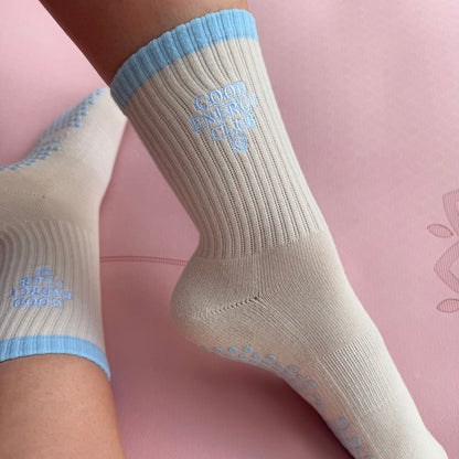 GOOD ENERGY CLUB – Lini Grip Socks | Pilates Socken rutschfest | Full Sole Grip & Bestickung