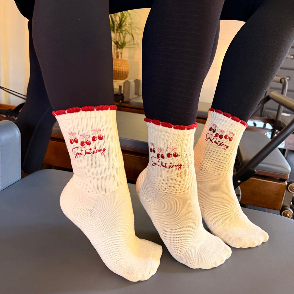 CHERRIE – Lini Grip Socks | Pilates Socken rutschfest | Full Sole Grip & Bestickung