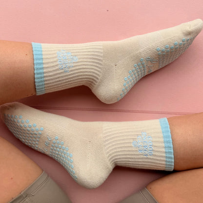 GOOD ENERGY CLUB – Lini Grip Socks | Pilates Socken rutschfest | Full Sole Grip & Bestickung