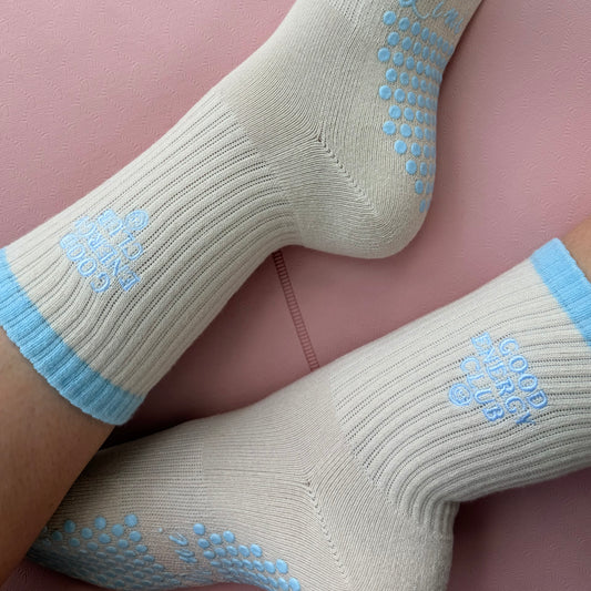 GOOD ENERGY CLUB – Lini Grip Socks | Pilates Socken rutschfest | Full Sole Grip & Bestickung