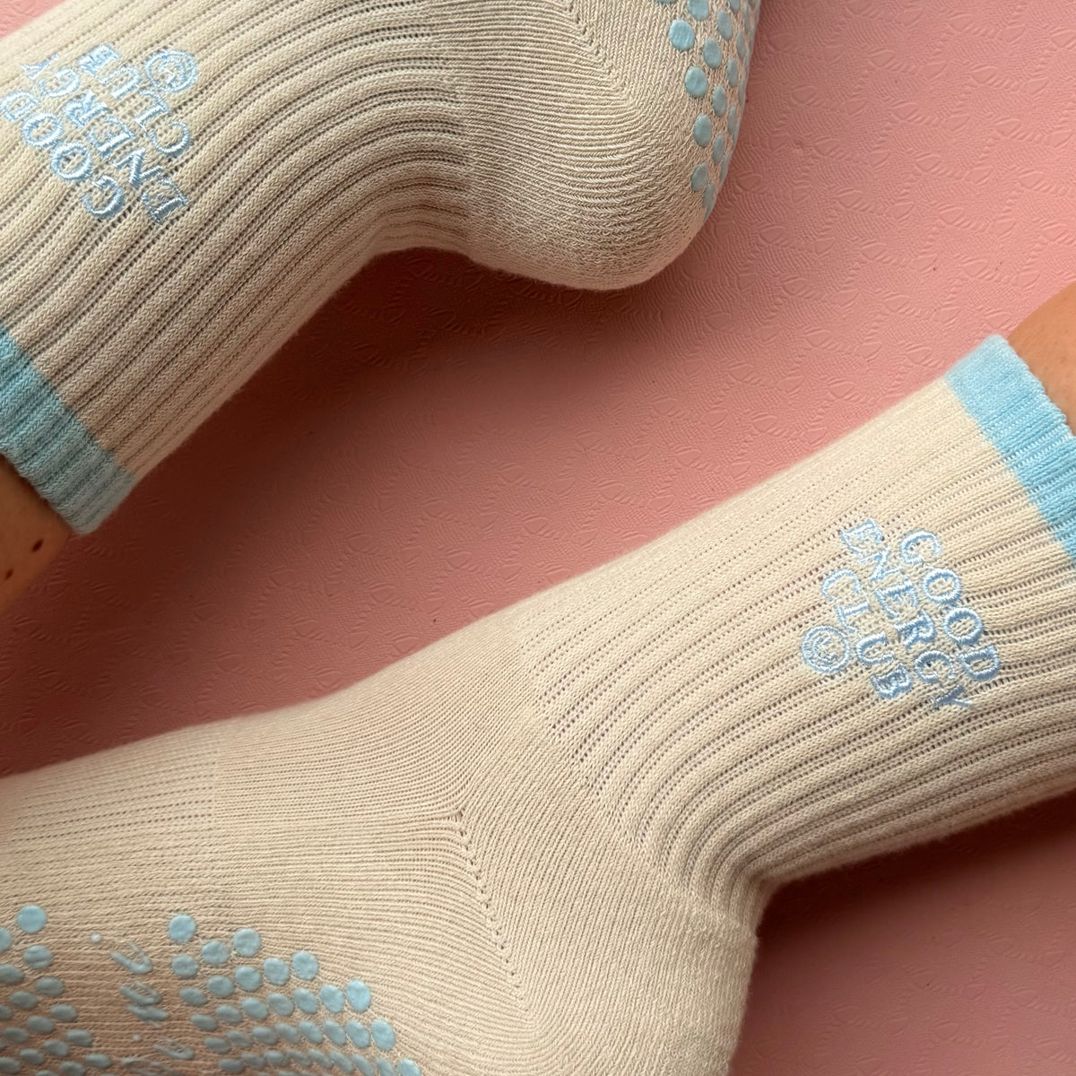 GOOD ENERGY CLUB – Lini Grip Socks | Pilates Socken rutschfest | Full Sole Grip & Bestickung