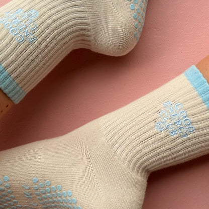 GOOD ENERGY CLUB – Lini Grip Socks | Pilates Socken rutschfest | Full Sole Grip & Bestickung