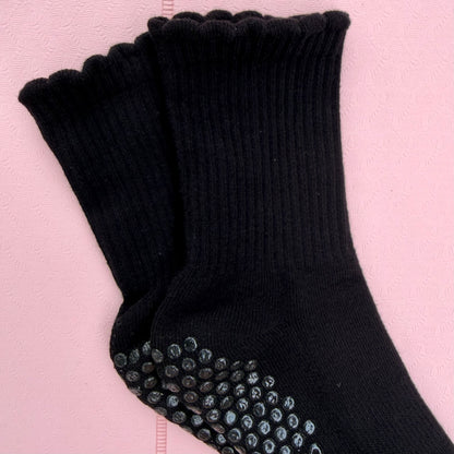 THE BLACK EDITION – Lini Grip Socks | Pilates Socken rutschfest | Full Sole Grip & Bestickung
