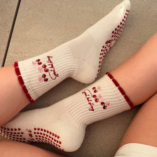 CHERRIE – Lini Grip Socks | Pilates Socken rutschfest | Full Sole Grip & Bestickung