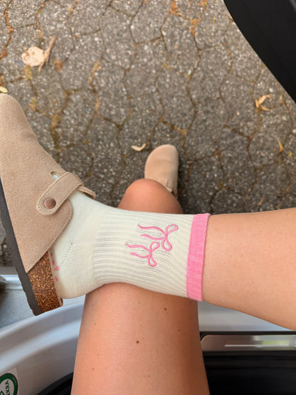 Weiße Grip Socken mit pinker Schleife und Anti-Slip Full Sole Grip von Lini