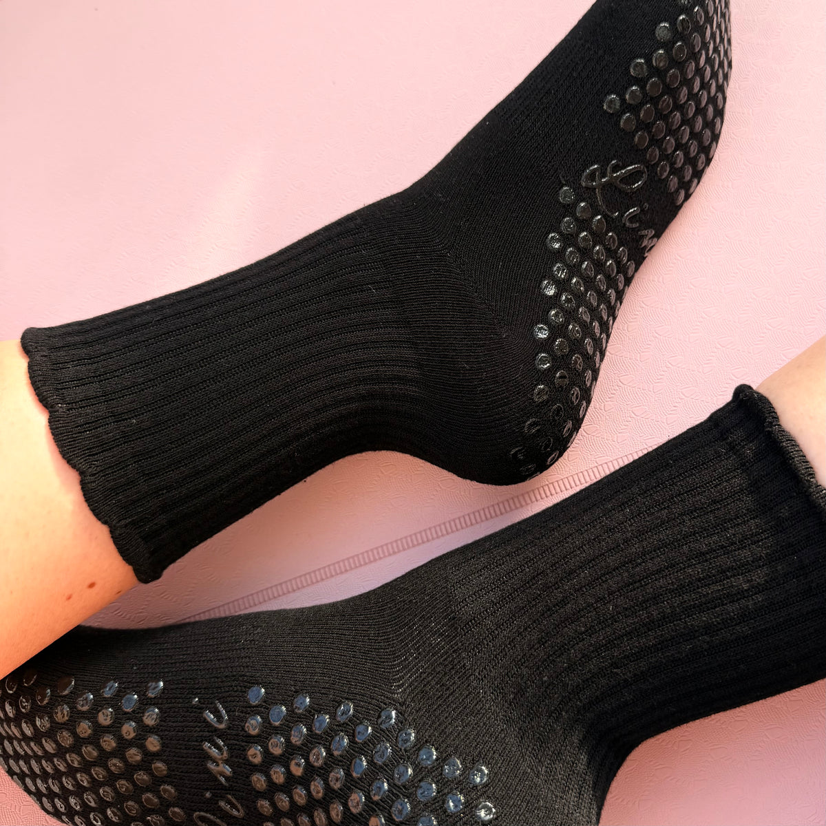 THE BLACK EDITION – Lini Grip Socks | Pilates Socken rutschfest | Full Sole Grip & Bestickung