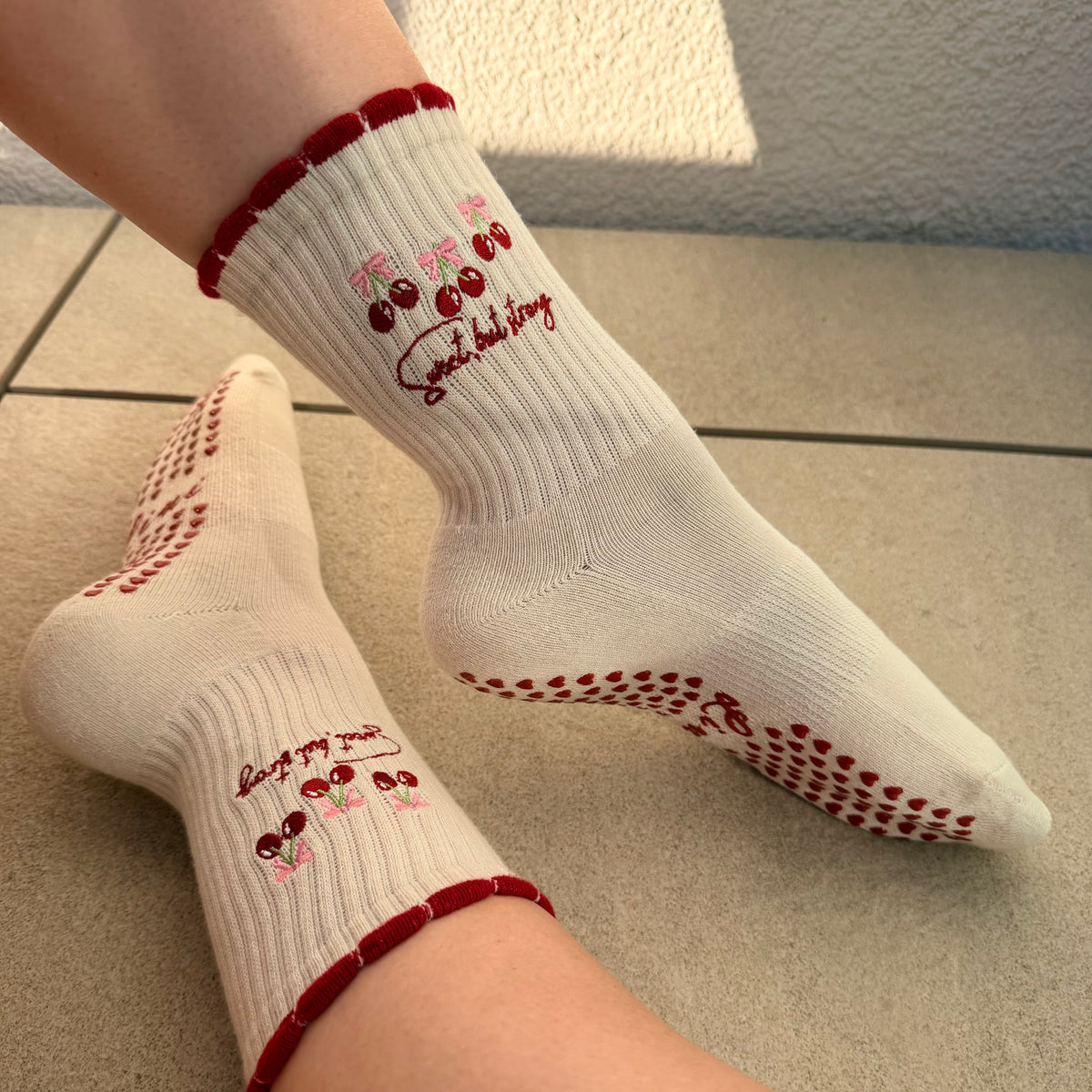 CHERRIE – Lini Grip Socks | Pilates Socken rutschfest | Full Sole Grip & Bestickung