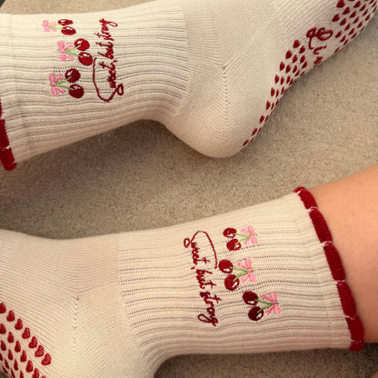 CHERRIE – Lini Grip Socks | Pilates Socken rutschfest | Full Sole Grip & Bestickung